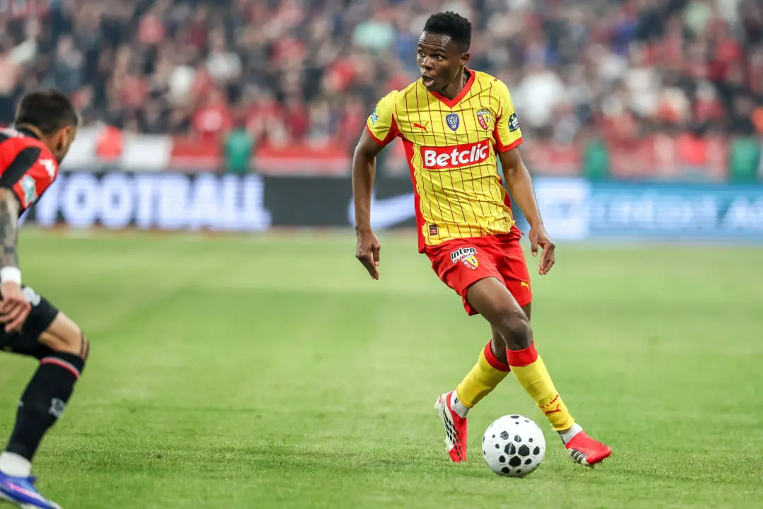 Que movimentação, né? O Brentford tá de olho no Mamadou Sangaré, meio-campista do Lens, com um valor bem alto, €48 milh…