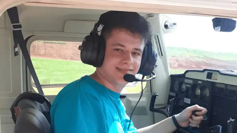 Que notícia triste, viu? Um piloto jovem, Leonardo, de 25 anos, morreu depois que o avião dele caiu em Mogi Mirim, em S…