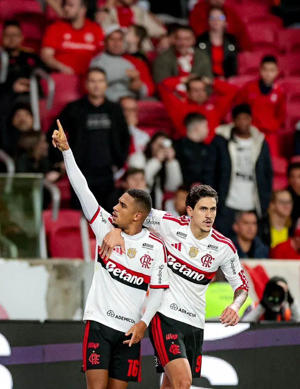 Que alívio que o Flamengo conseguiu o empate contra o Internacional, né? O jogo foi meio enrolado e com muitos erros, m…
