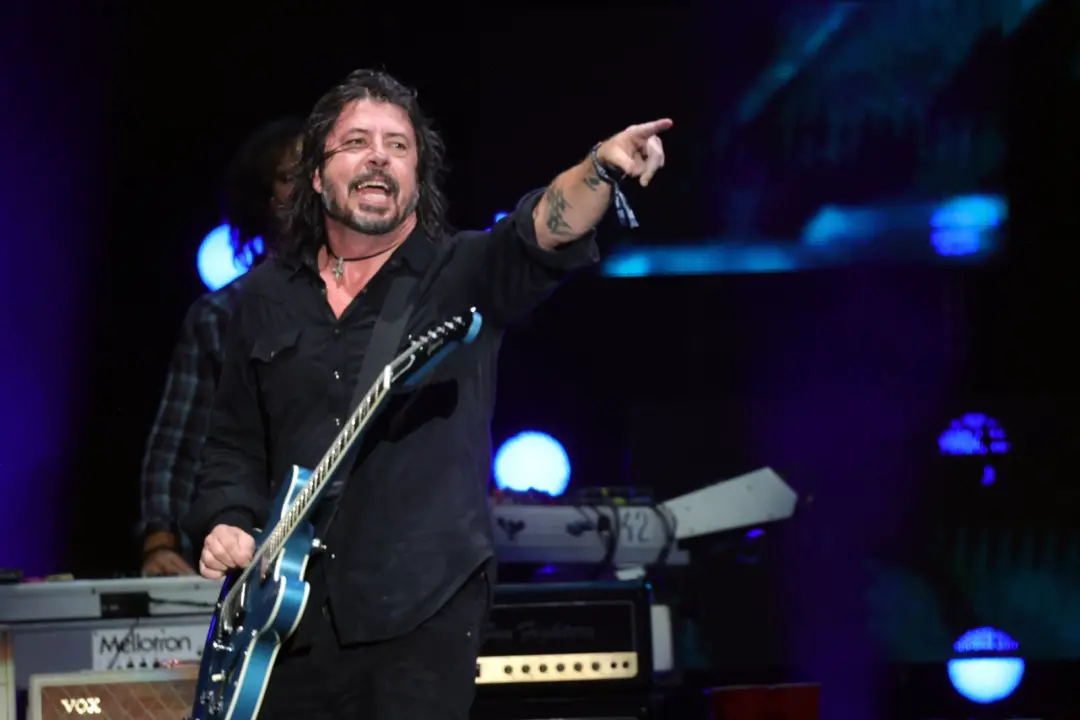 Que demais que o Foo Fighters vai fazer turnê na América do Norte em agosto, hein? Vi que vai ter o Queens of the Stone…
