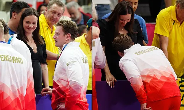 Que cena mais bonita, viu? O Adam Peaty, depois de ganhar uma medalha de prata nos Commonwealth Games, foi beijar a bar…