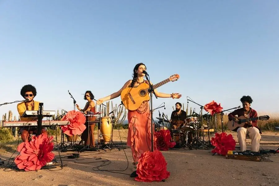 Que coisa boa! A Mari Jasca vai lançar o álbum Disparada – Ao Vivo em Búzios, com músicas novas e releituras de clássic…
