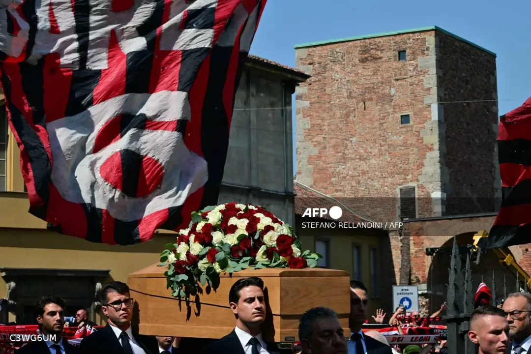 Que momento emocionante a despedida do Franco Baresi em Milão. A galera lá na frente da Basílica estava linda, com toda…