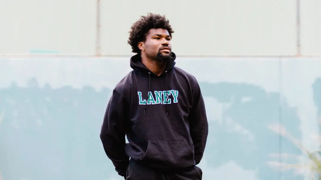 Vi que tem uns caras do Last Chance U que conseguiram chegar na NFL, saindo do futebol universitário comunitário pra op…