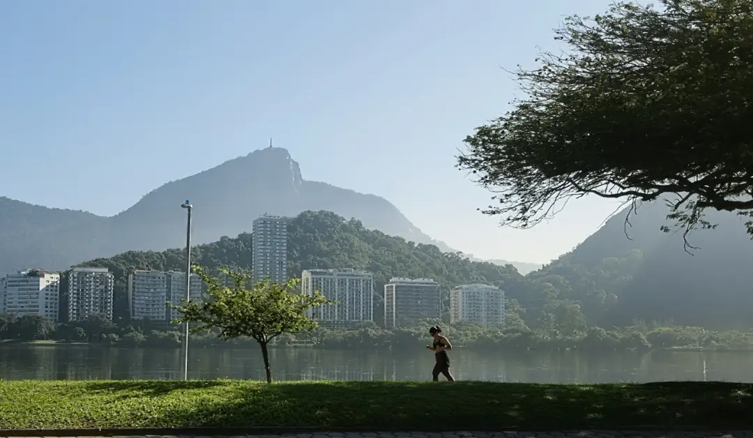 Nossa, o Rio vai pegar um calorão, chegando em 35 graus no domingo, e ainda com ventos fortes. Segundo o OGlobo, a fren…