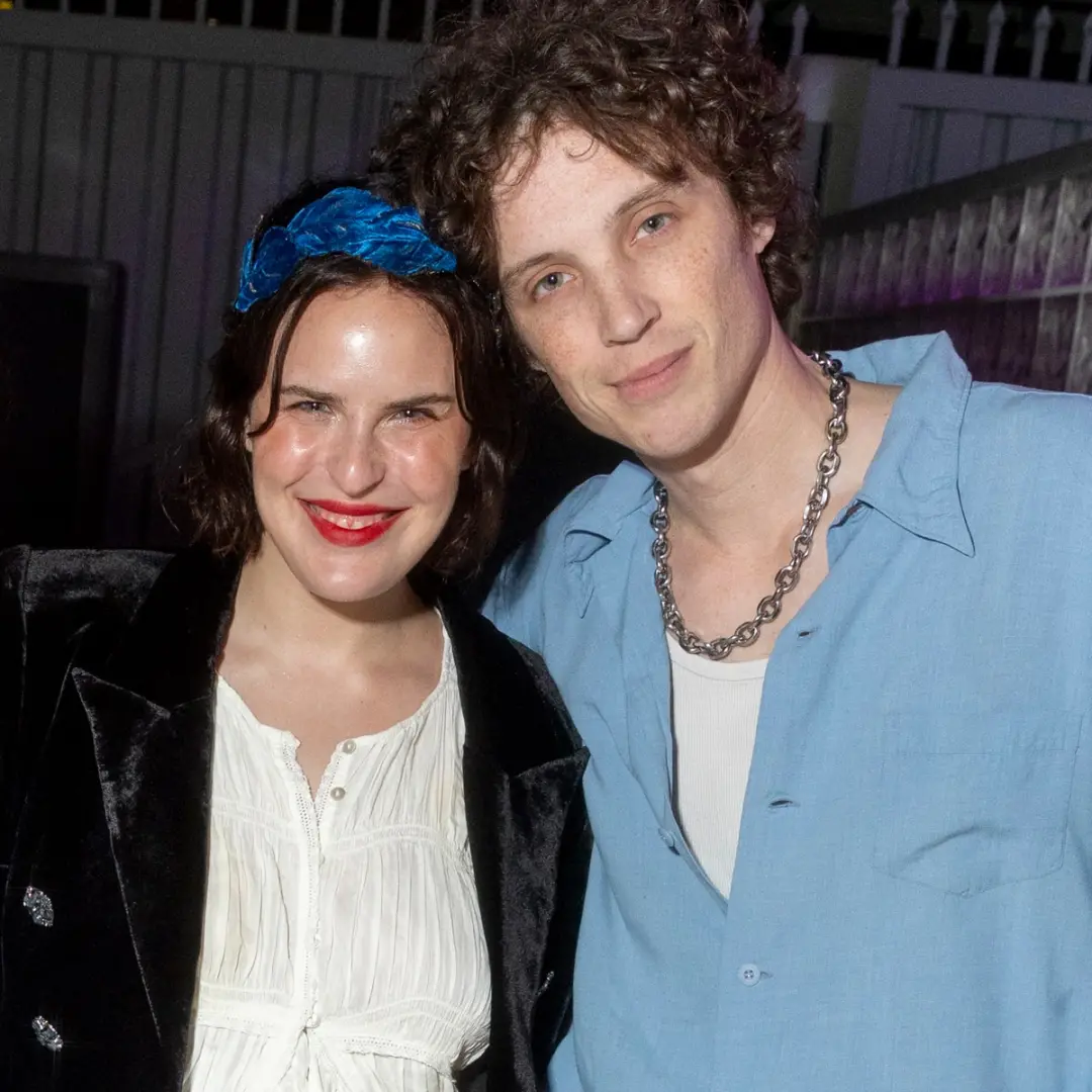 A Tallulah Willis casou com o Justin Acee, que legal! Parece que o amor deles é forte mesmo, viu? Saiu no E! Online (US…