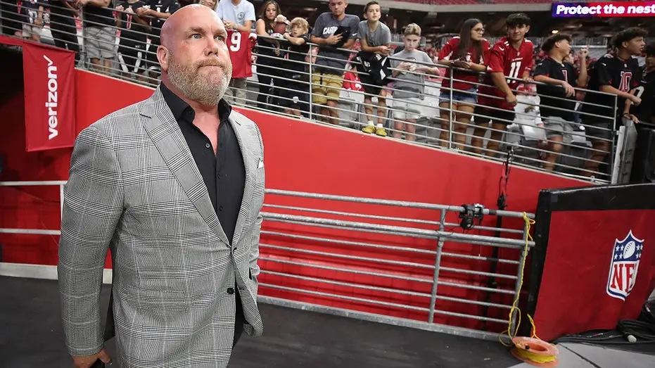 Que absurdo isso que tá rolando no mundo do futebol americano. O ex-GM do Cardinals, Steve Keim, tá sendo acusado pelo …