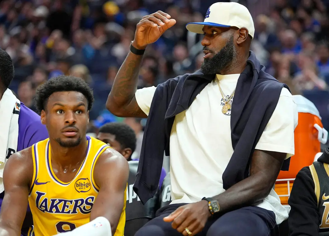 Que coisa mais bizarra, né? O LeBron James comentou que achar engraçado ser colega de time do filho Bronny, que agora v…