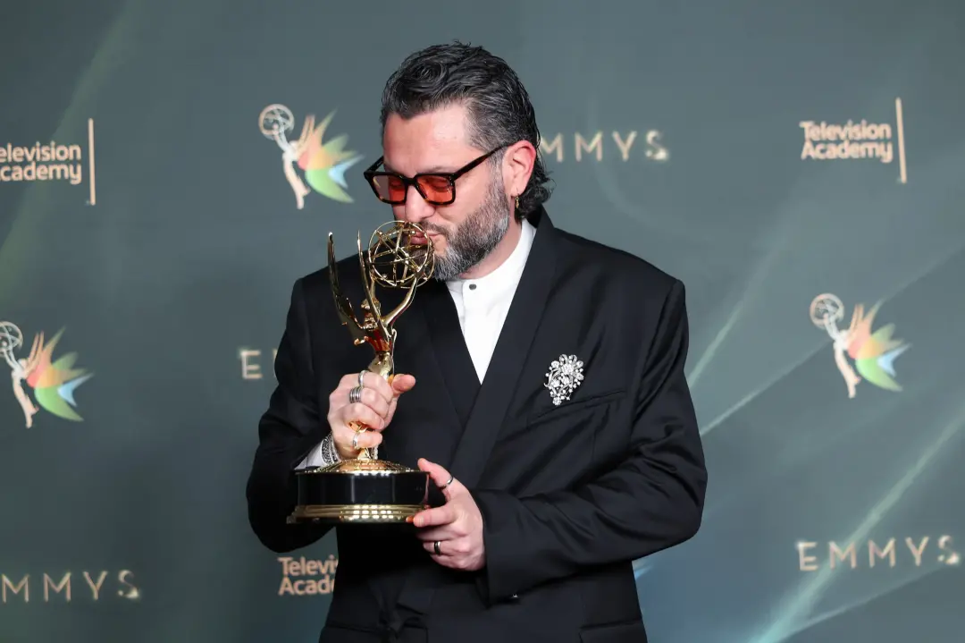 Miguel Gandelman levou um Emmy de Melhor Direção Musical pelo trabalho no show de intervalo do Super Bowl LX, com Bad B…