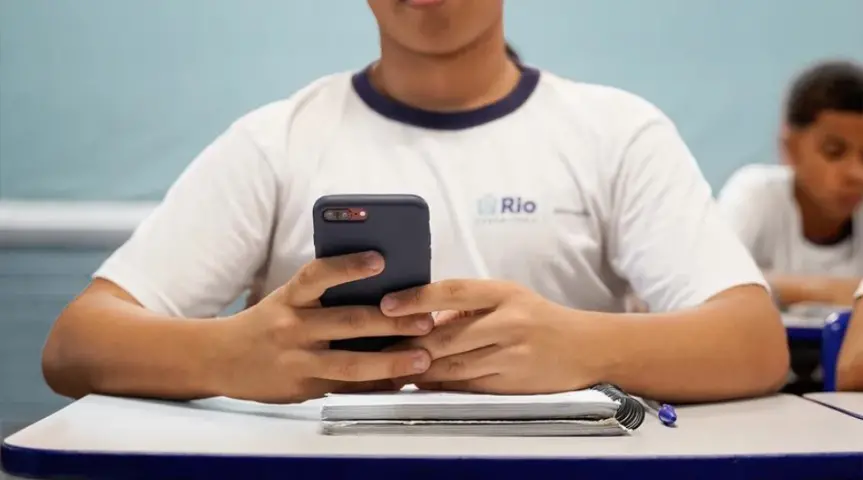 81 por cento das escolas no Brasil proíbem celular, aumento grande em poucos anos. Isso mostra uma percepção maior de q…