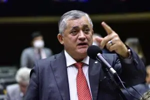 José Guimarães disse que a decisão de André Mendonça sobre o afastamento de Andrei Rodrigues da PF cheira a eleitoral. …