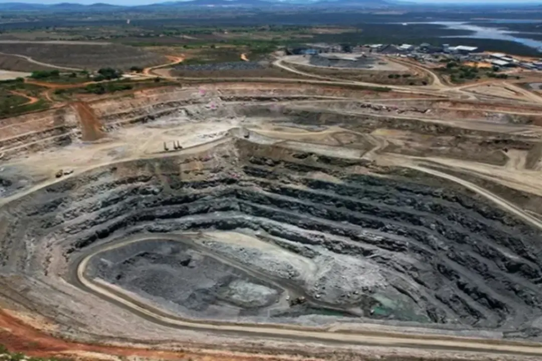 MPF pede suspensão do licenciamento de mineradoras em MG, atingindo projetos de terras raras Colossus e Caldeira. A açã…