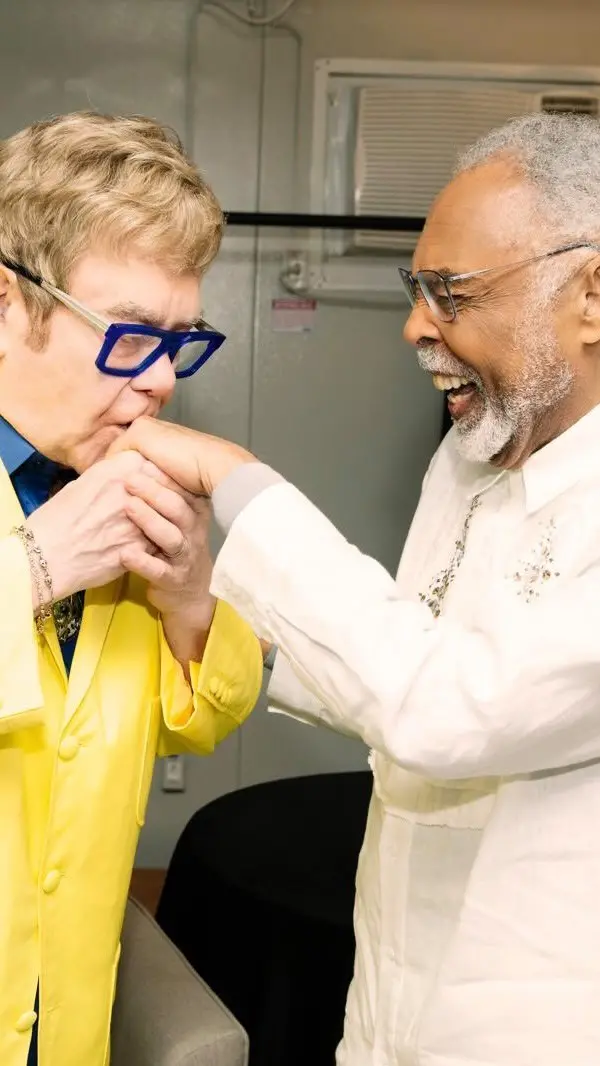 Elton John elogiou Gilberto Gil nos bastidores do Rock in Rio, chamando-o de lenda. Aprecio quando grandes nomes reconh…