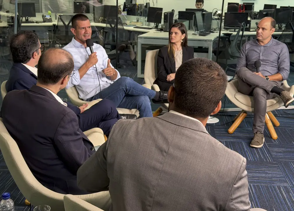 Pedreira da familia do padrinho político recebeu pagamentos de empresa contratada para obras em Sao Goncalo. O gestor d…