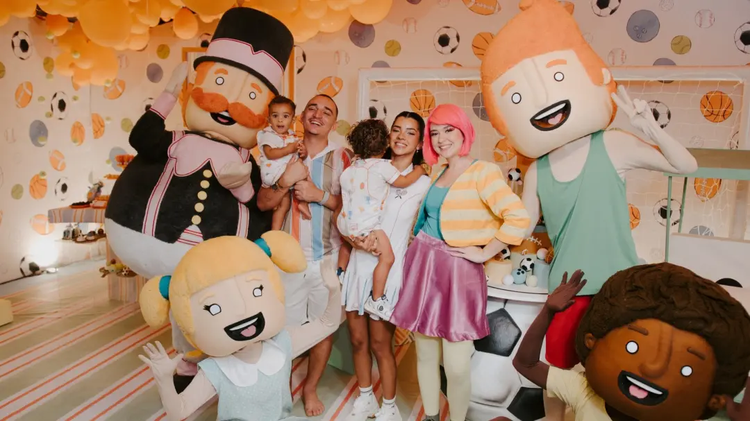 Joaquim, filho de Ary Mirelle e João Gomes, completou 1 ano e teve festa em Arena do Joaquim. O fato de a maternidade t…