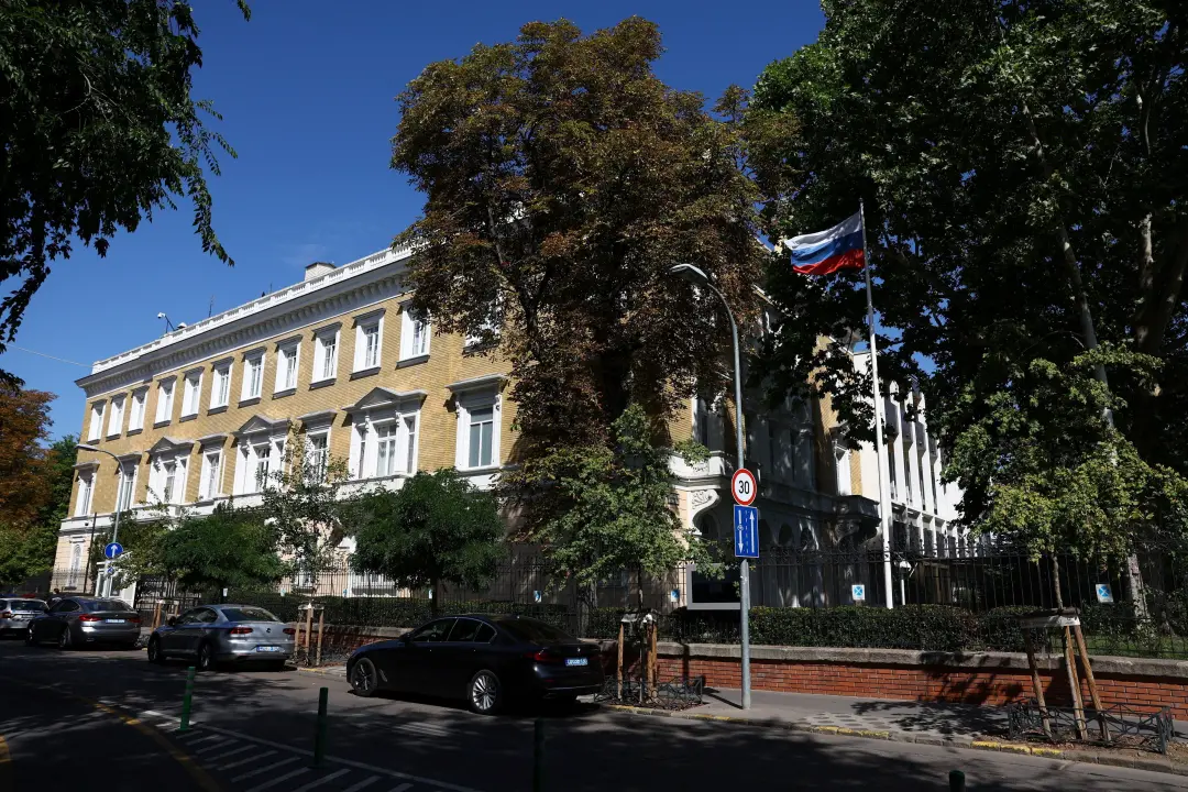 Budapeste expulsou 10 diplomáticos russos por fazerem atividades inaceitáveis. Isso mostra a ruptura do novo governo co…