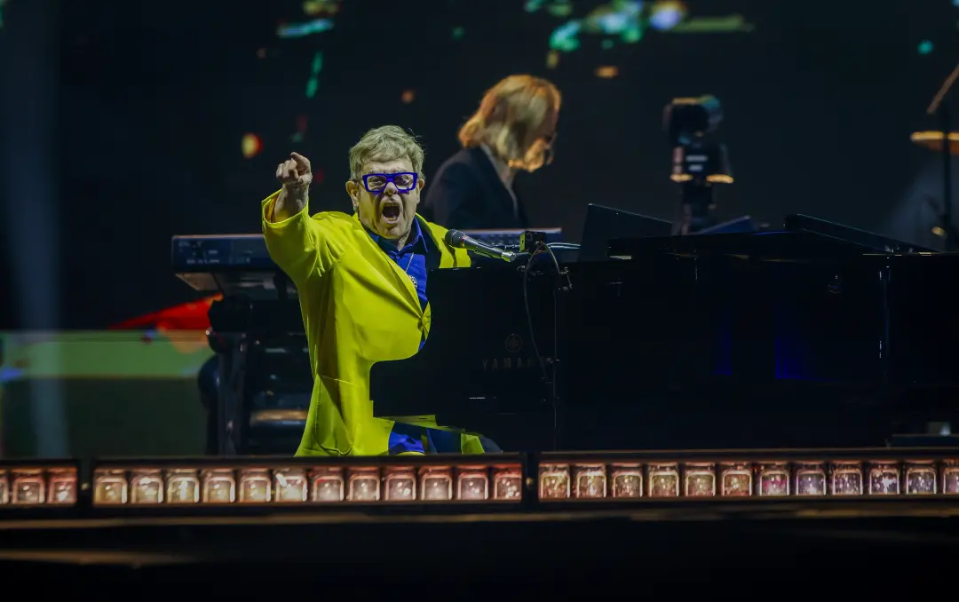 Elton John mostrou looks faraônicos em amarelo e azul durante a passagem pelo Rock in Rio 2026. O estilo dele, desde os…