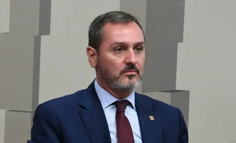 Andrei Rodrigues, diretor-geral da PF, foi afastado pelo STF por decisão de ministro. O afastamento inédito ocorreu apó…