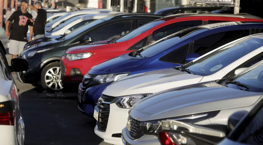 Venda de veículos sobe 18,4% no ano, mas embarques para fora caem 22,9%. Crescer com carros e importados enquanto expor…