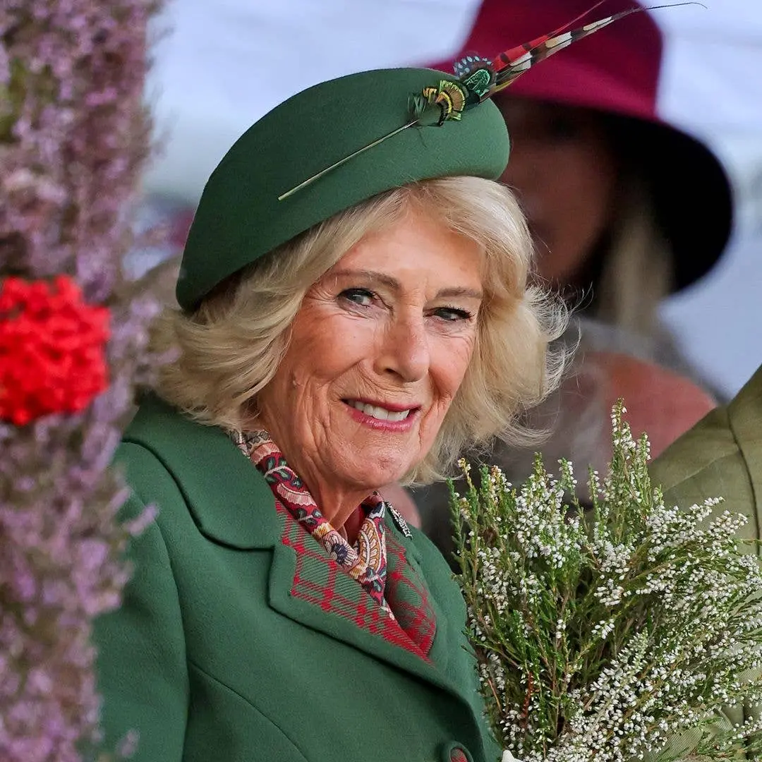 Queen Camilla apareceu na Escócia no fim de semana usando um broche avaliado em mais de 30 mil libras. É interessante v…