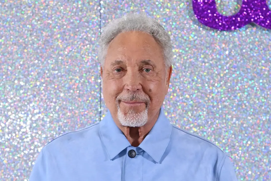 Sir Tom Jones foi dispensado do The Voice UK. A alegação é que eles queriam renovar o programa com uma nova linha de co…