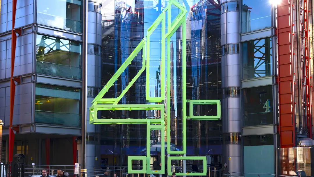 Channel 4 vai anunciar cortes grandes de emprego na quarta após revisão interna da CEO. A rede tá apertada por causa da…