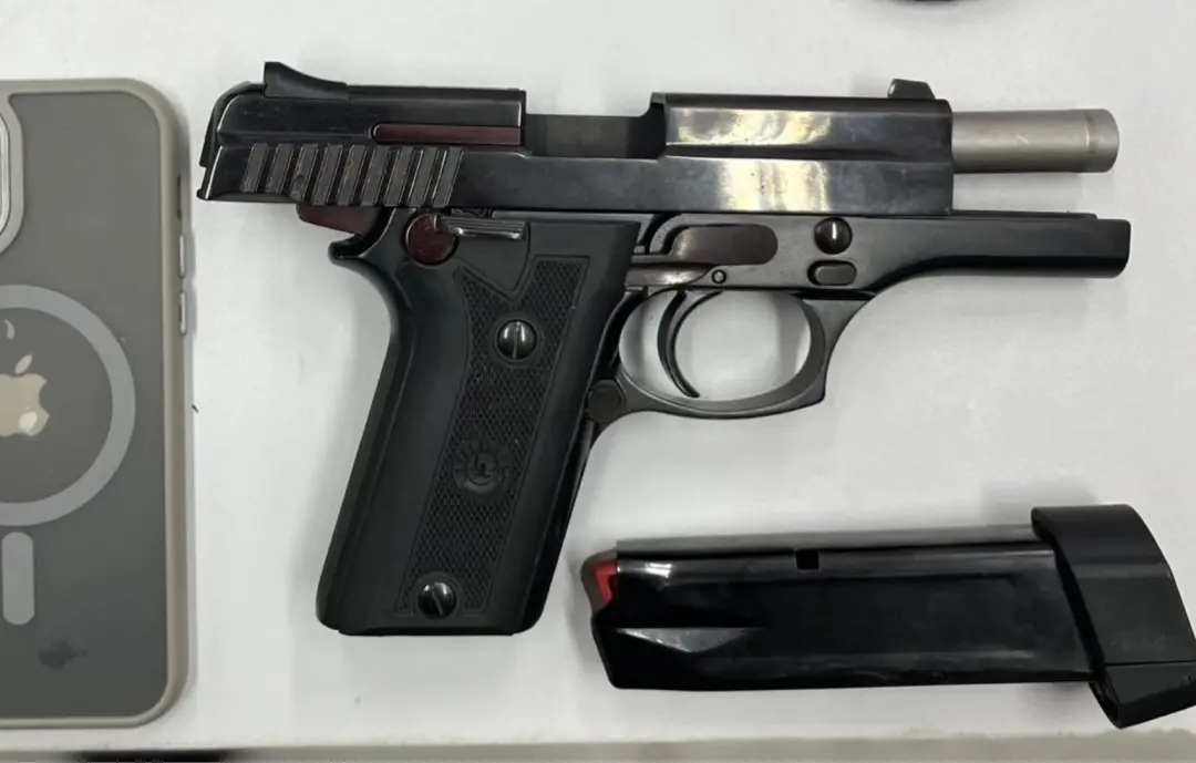 Advogado foi preso em Aracaju por porte ilegal de arma de fogo durante uma madrugada. O relato diz que ele negociava a …
