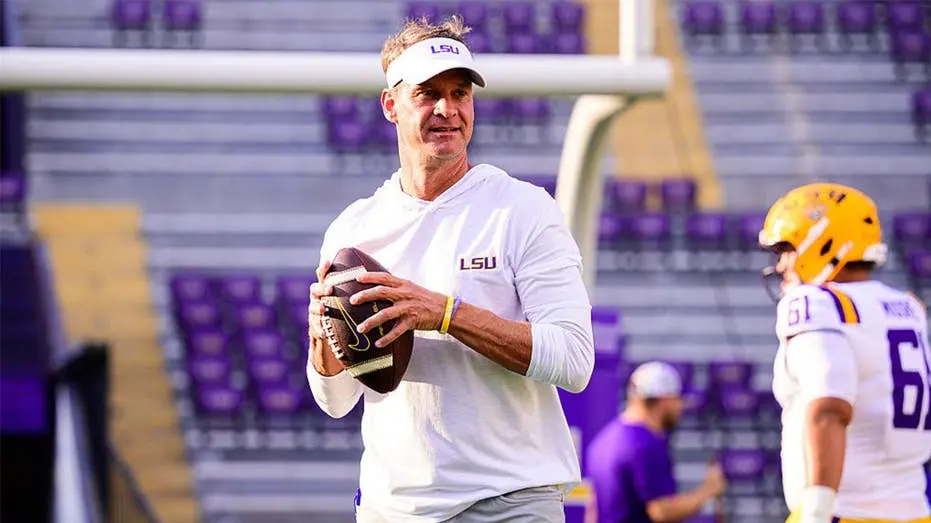 Lane Kiffin desafiou os fãs da LSU a aparecerem cedo no jogo contra a Louisiana Tech, chegando às 7 da manhã. Isso most…