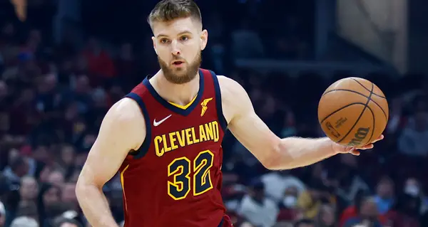 Philadelphia 76ers assinou o ala Dean Wade usando parte da exceção de nível intermediário, com Mike Gansey tendo um pap…