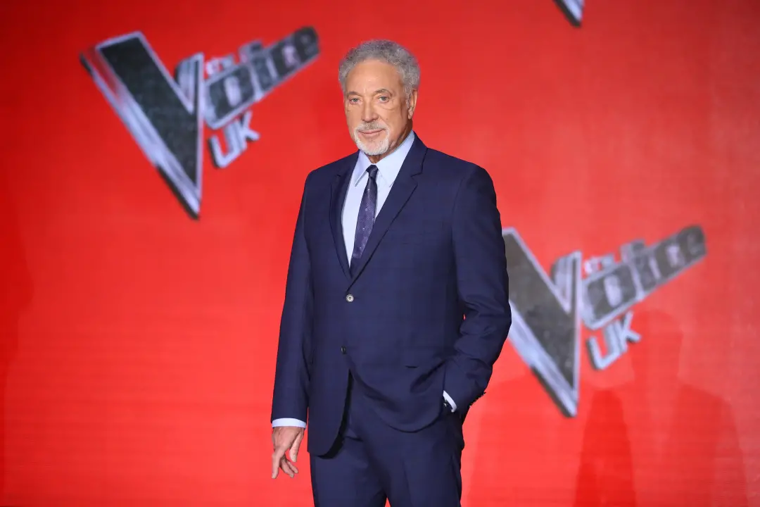 Tom Jones, com 86 anos, não será mais coach do The Voice UK após 13 temporadas. A decisão da emissora citou um problema…