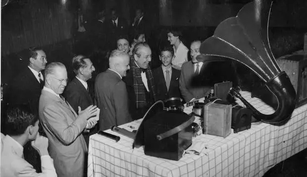 Rádio completou 104 anos no Brasil, desde 1922, com a primeira emissora sendo a Rádio Sociedade do Rio de Janeiro. É im…