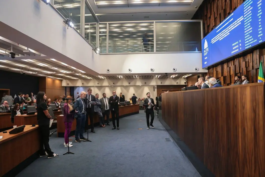 Assembleia do Rio de Janeiro vota suspensão dos descontos em consignados do Banco Master. Isso impediria cobranças sobr…
