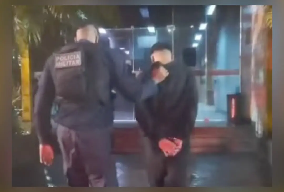 Na Barra da Tijuca, um homem foi preso depois de a PM encontrar um apartamento invadido e um carro com placa clonada. I…