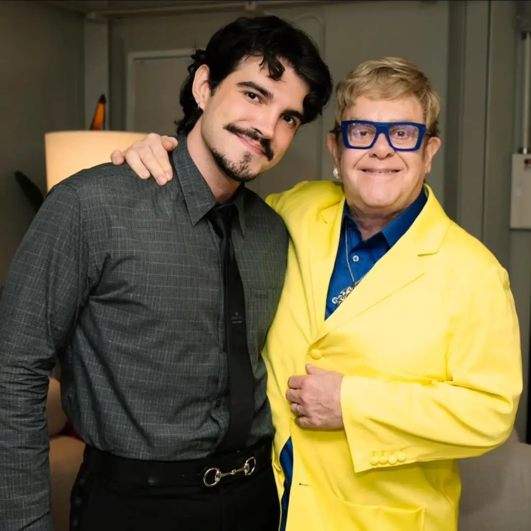 Jão e Elton John no Rock in Rio 2026, um encontro registrado em foto que rendeu agradecimento do britânico. Isso mostra…