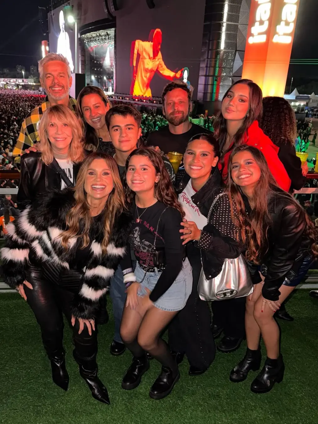 Renata Sorrah e Flávia Alessandra curtiram o Rock in Rio com as filhas Mariana Sochaczewski e Giulia Costa. É bom ver a…