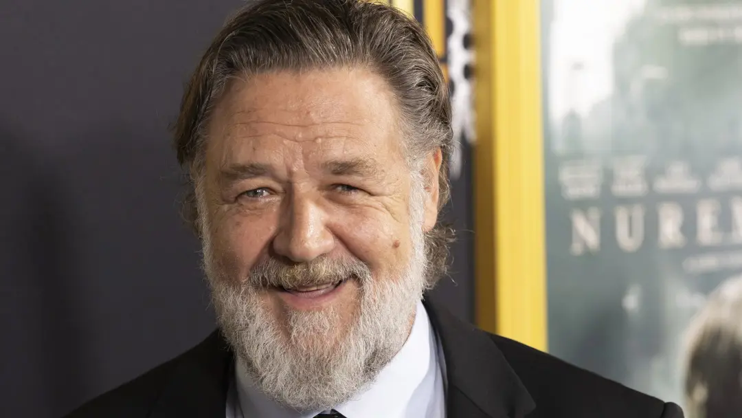 Russell Crowe ultrapassou um marco importante de visualização em um filme de guerra que ele estrelou. O ator mostra que…
