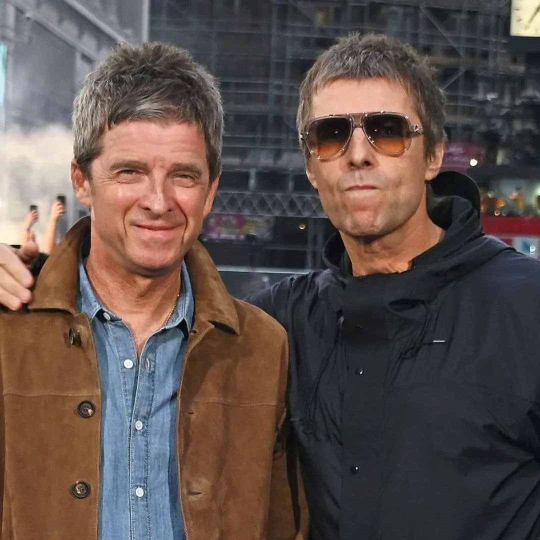Noel Gallagher e Liam acertaram as contas, após o divórcio de Sara McDonald render mais de 20 milhões de libras. Parece…