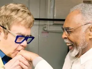Elton John chamou Gil de lenda nos bastidores do Rock in Rio. Essa troca de respeito entre gerações mostra que a arte t…