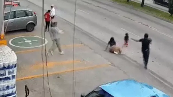 Gerente de supermercado em Puebla, México, salvou uma menina de 3 anos que correu para a pista, mergulhando no asfalto …