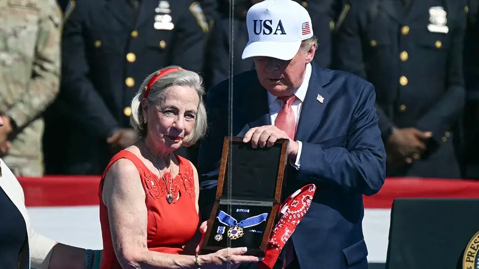 O bombeiro Welles Crowther, conhecido como homem de bandana vermelha, foi homenageado com a Medalha de Liberdade. A ati…