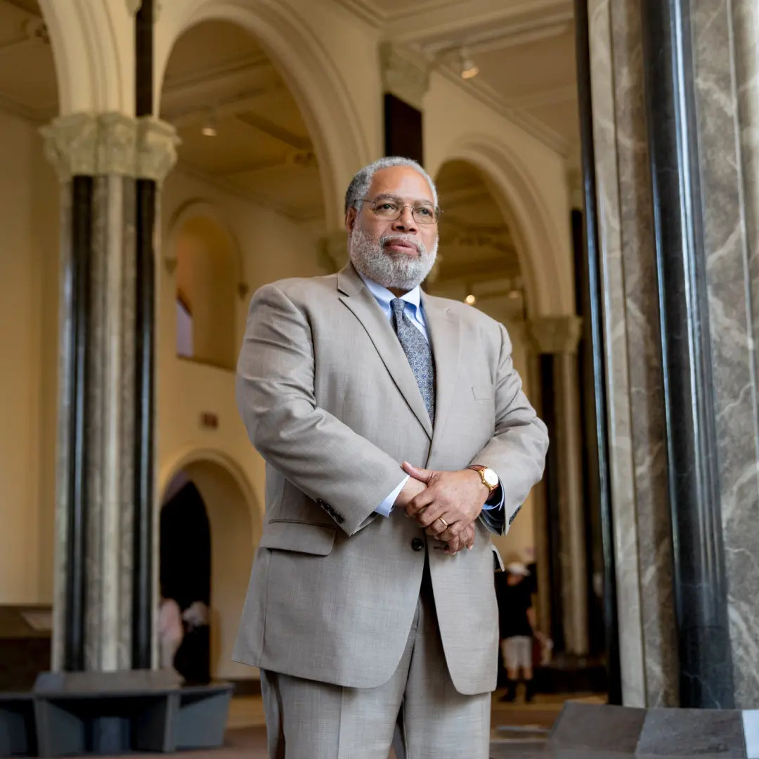 Lonnie Bunch, secretário do Smithsonian, vai renunciar. Essa saída vem no meio de crescentes ataques da Casa Branca sob…