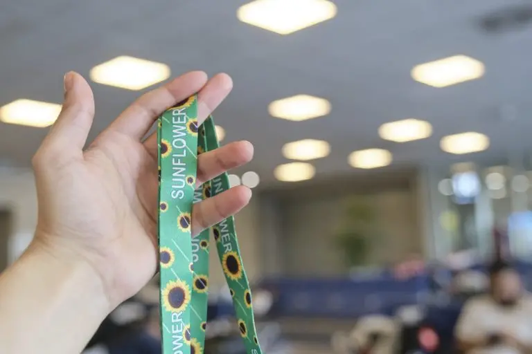 Lei 15492/26 cria Política Nacional para proteger pessoas com Síndrome de Tourette, permitindo o uso do cordão de fita …