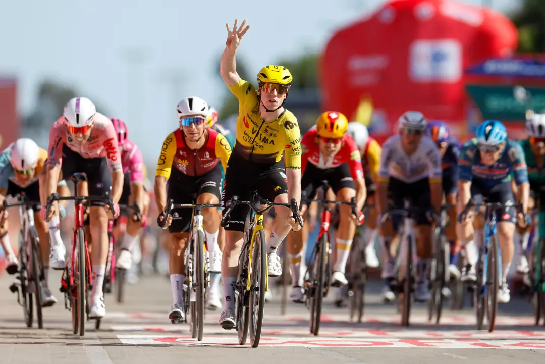 Quatro vezes Matthew Brennan venceu sprint na Vuelta a Espanha. Essa repetição de vitórias mostra uma força consistente…