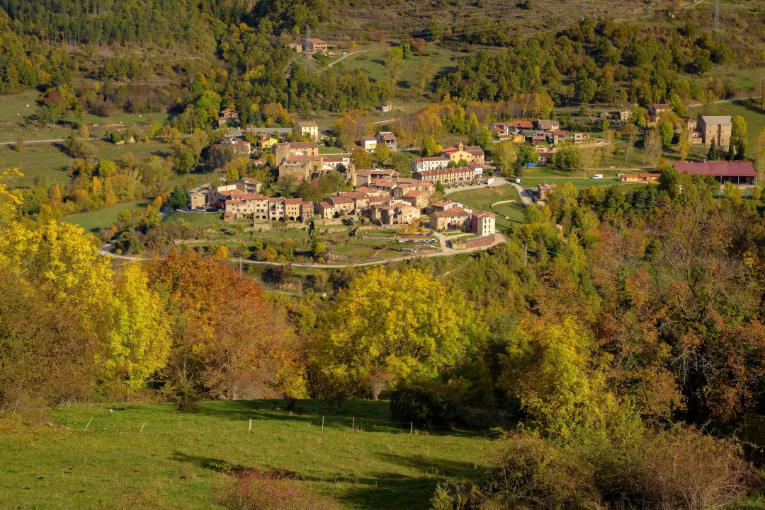 Verão no campo, urbanitas chegam para sentir o clima rural. Conversas com moradores e escutar o barulho do vilarejo rev…
