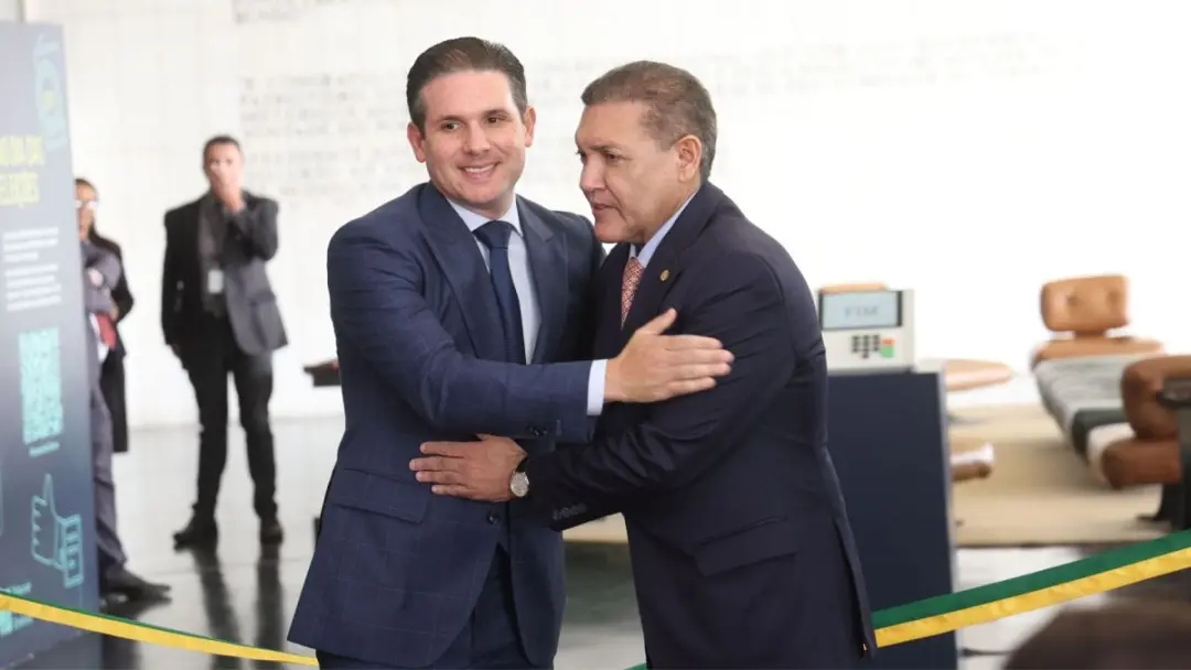 Nunes Marques e Hugo Motta evitaram a imprensa na Câmara sobre a crise institucional do STF, mesmo falando da transparê…