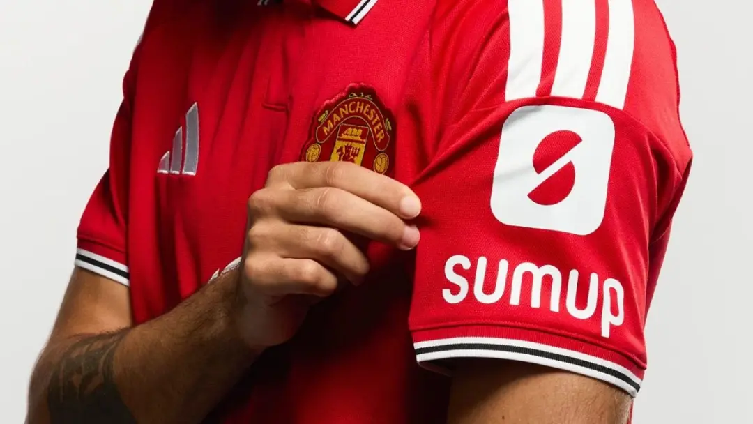 SumUp fecha acordo com Manchester United para patrocinar a manga do uniforme inglês. A parceria começa dia 10 de setemb…