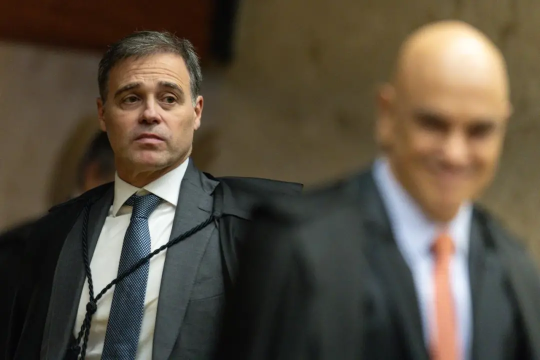 A atuação de Alexandre de Moraes estabeleceu uma Doutrina Moraes que agora André Mendonça segue, direcionando acusações…