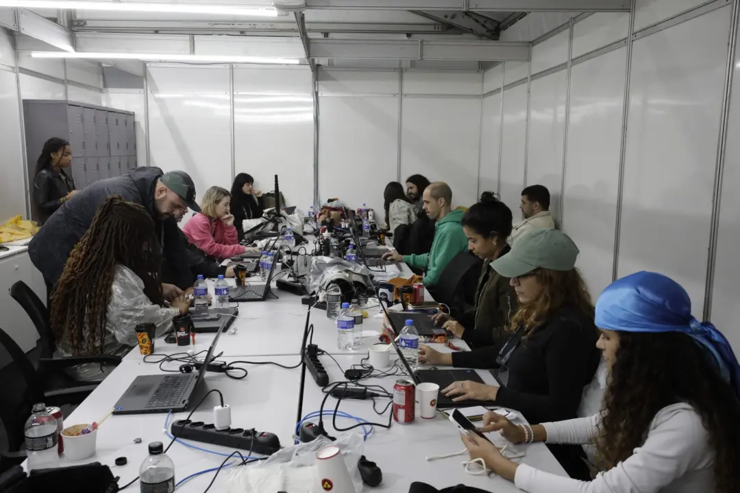 Cidade do Rock com cerca de 35 pessoas trabalhando para cobrir o evento, desde repórteres até logística. É impressionan…