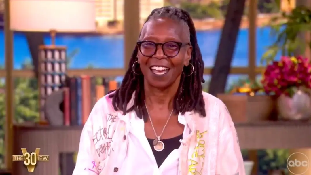 Joy Behar, na nova temporada de The View, não lembrou se foi atacada com uma motosserra em um quadro de perguntas. A ce…