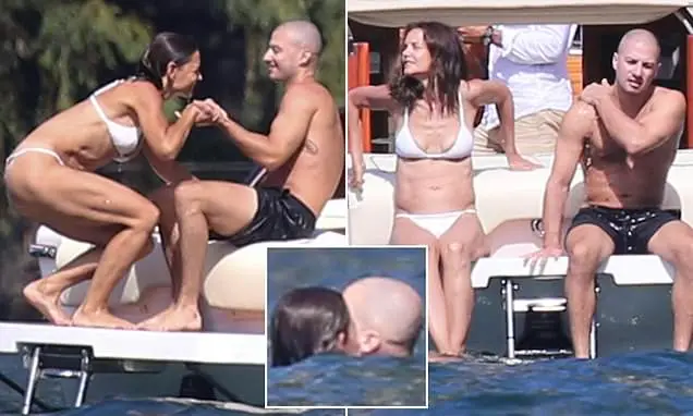 Lake Como viu Katie Holmes, 47, com Jason Bard Yarmosky, 39, em passeio de barco. Exibição de corpo na água é um retrat…